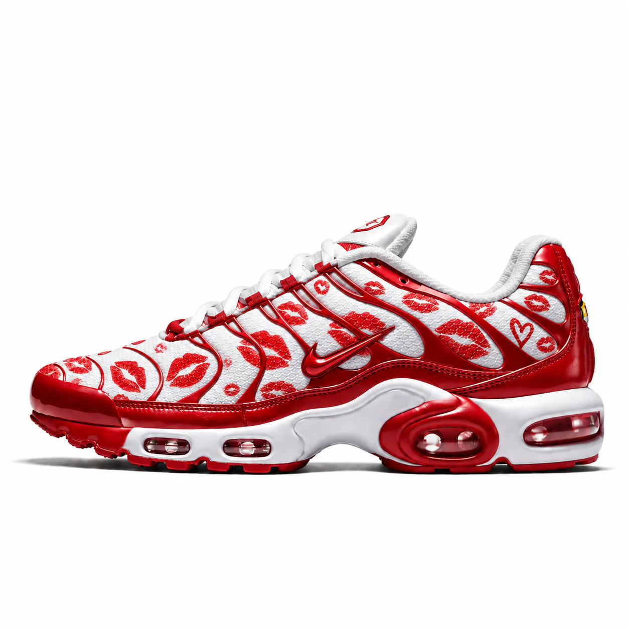 Nike Air Max Plus in white, red, side view of the sneaker on a white background.